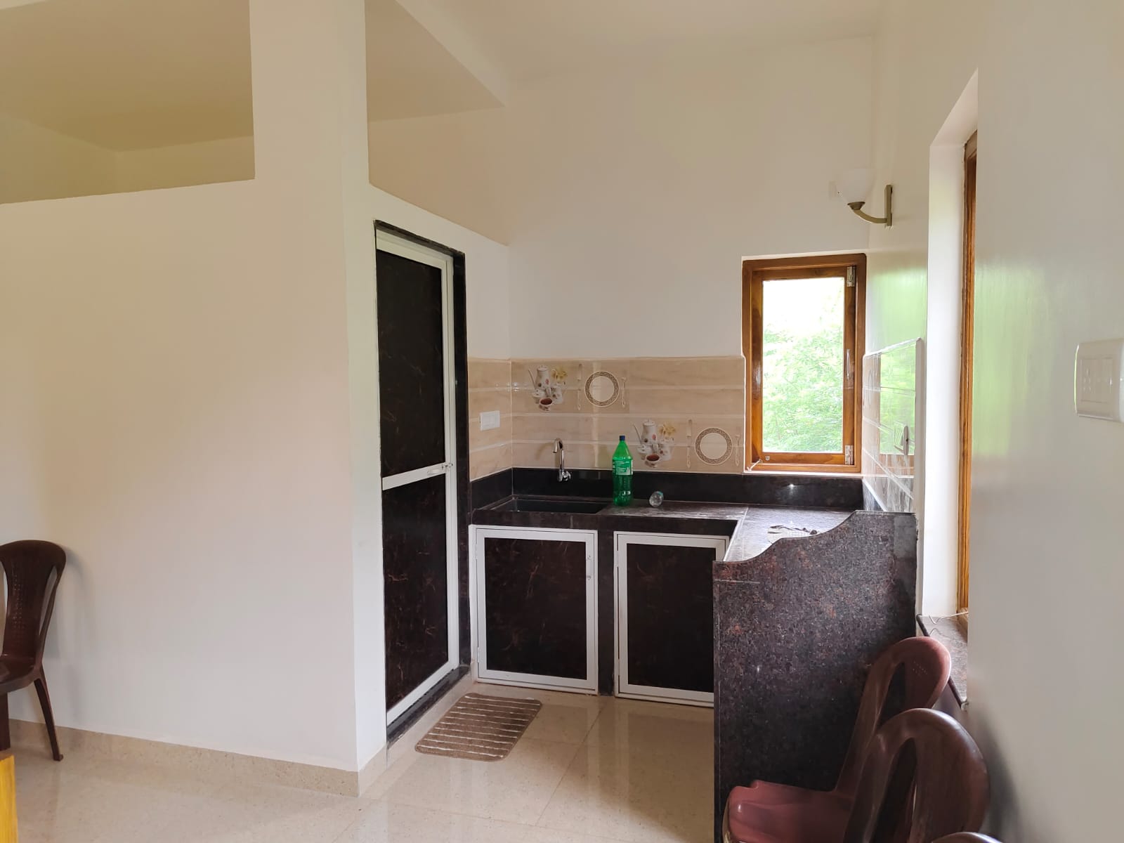 Guesthouse exterior and surroundings